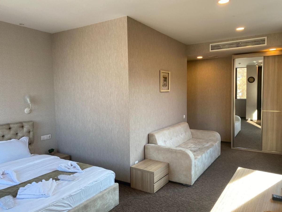 Tbt Hotel ティビリシ エクステリア 写真